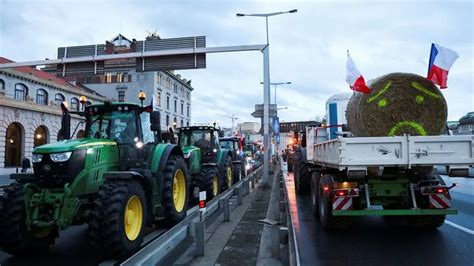 Ç­e­k­y­a­l­ı­ ­ç­i­f­t­ç­i­l­e­r­d­e­n­ ­t­r­a­k­t­ö­r­l­ü­ ­p­r­o­t­e­s­t­o­